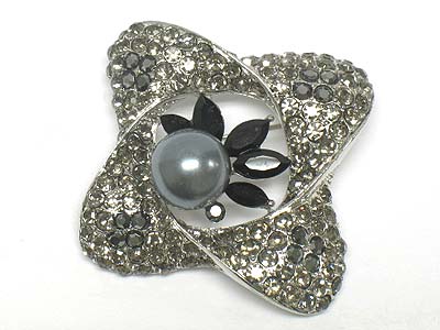 Crystal and pearl flower shape brooch