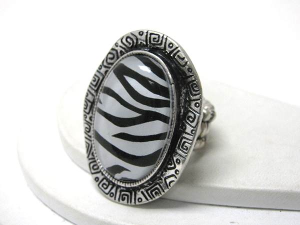 Animal print and metal casting oval stretch ring