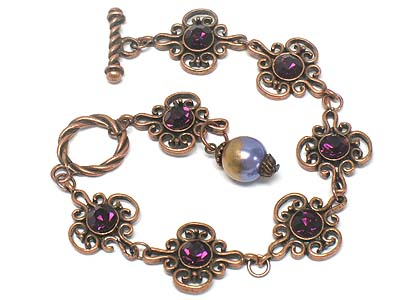 Crystal paved flower pattern toggle bracelet with peal bead