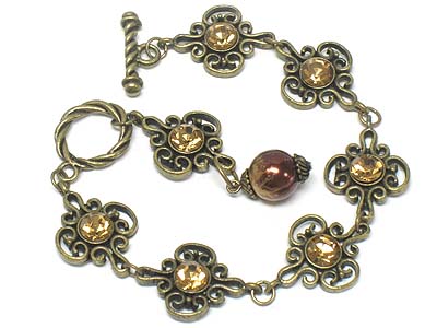 Crystal paved flower pattern toggle bracelet with peal bead