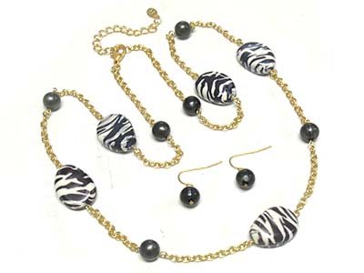 Animal skin pattern and wood bead link necklace and earring set