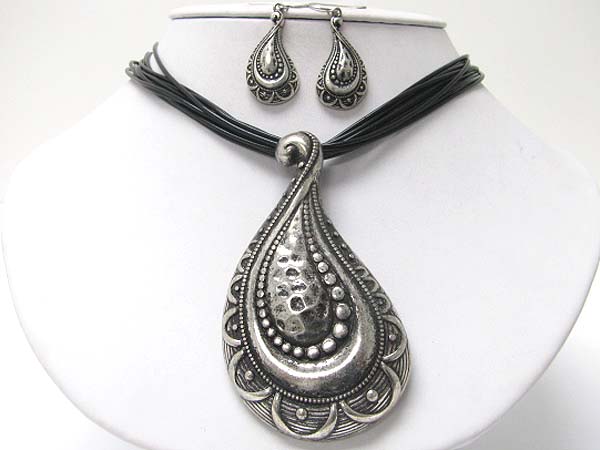 Texturee metal art pendant necklace earring set