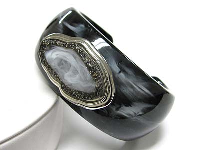 Natural shape acryl cuff bangle