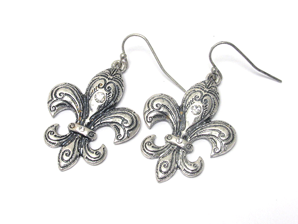 Metal filigree fluer de lis earrings