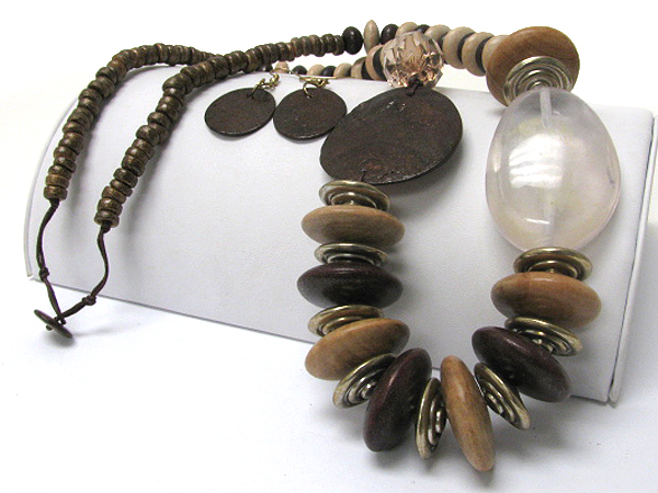 Resin nugget and wood and metallic disk link long neckalce earring set