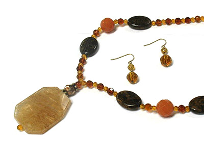 Semi precious stone pendant necklace set