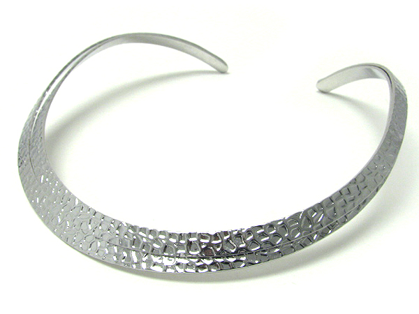 Architectural style dimple metal choker