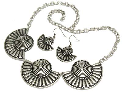 Antique style tri metal deco necklace and earring set