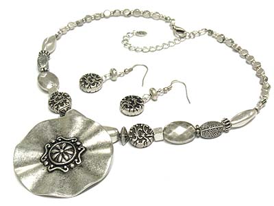 Metal filigree round disk pendant necklace and earring set