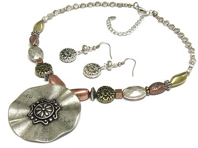 Metal filigree round disk pendant necklace and earring set