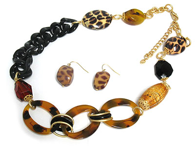 Natural looking formica beads and link neckalce and earring set - animal print tone