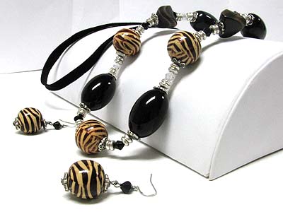 Animal pattern wood ball link long necklace earring set