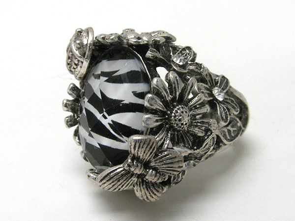 Zebra facet glass stone and flower deco stretch ring