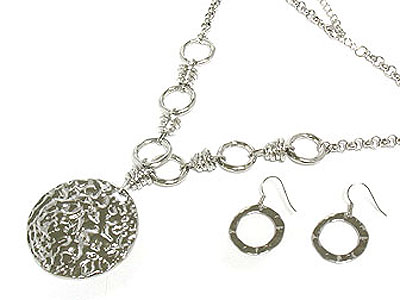 Metal disk and ring linked necklace and earring set