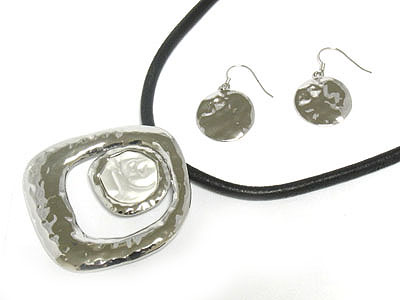 Hammered metal necklace and disk earring set