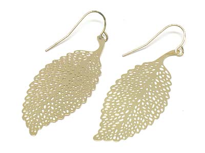 Metal filigree leaf shape earring 