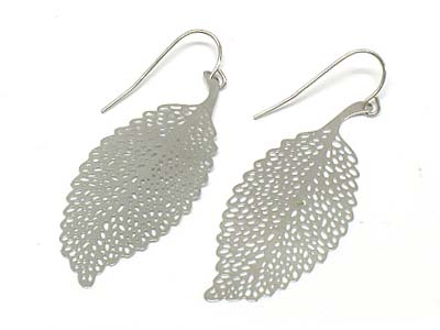 Metal filigree leaf shape earring