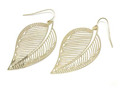 Metal filigree leaf shape earring 