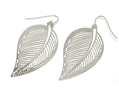 Metal filigree leaf shape earring