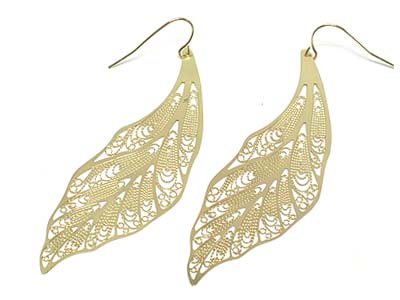 Metal filigree leaf shape earring 