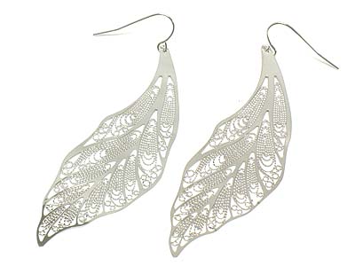 Metal filigree leaf shape earring 