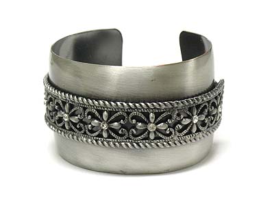 Meatl filigree top cuff bangle