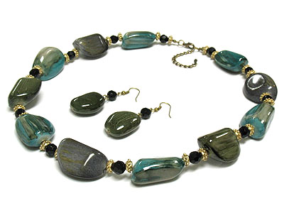 Figurin nugget and black crystal beads necklace and earring set