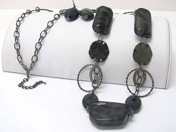 Animal print acryl stick and metal chain link necklace earring set