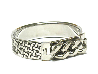 Chain accent metal bangle