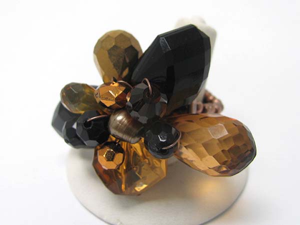 Chunky facet acryl and metal flower stretch ring