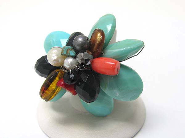 Chunky facet acryl and pearl flower stretch ring