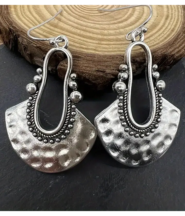 Hammered vintage metal scalloped earring