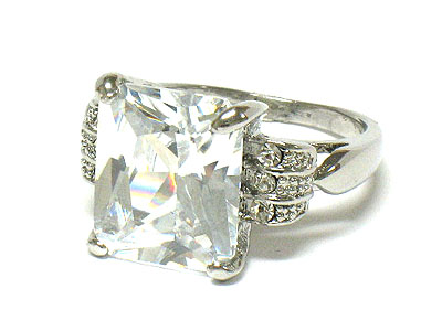 Cubic zirconia and side crystal fashion ring