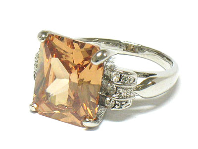 Cubic zirconia and side crystal fashion ring