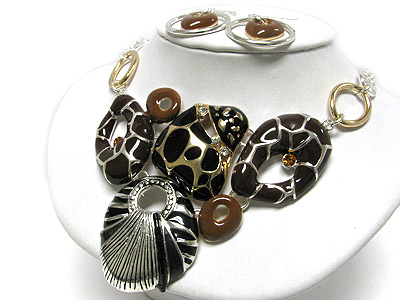 Animal print large metal necklace set