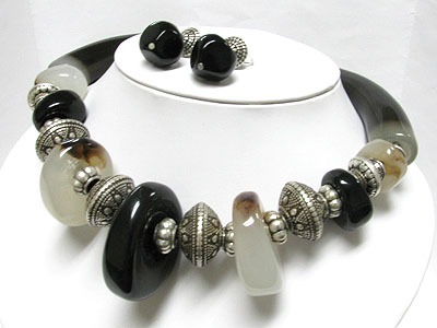 Ethnic style horn and chunky beads necklace earring set