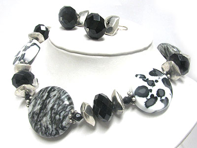 Animal theme natural stone and beads neckalce earring set