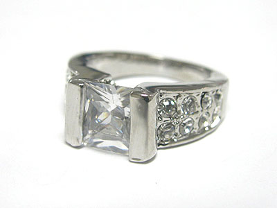 Square cubic and side crystal metal fashion ring