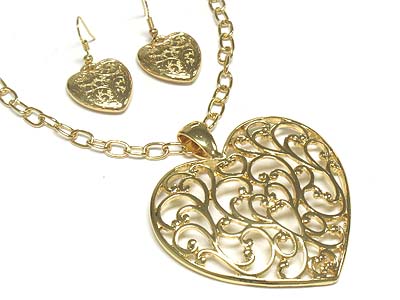 Filigree heart pendant necklace and earring set 