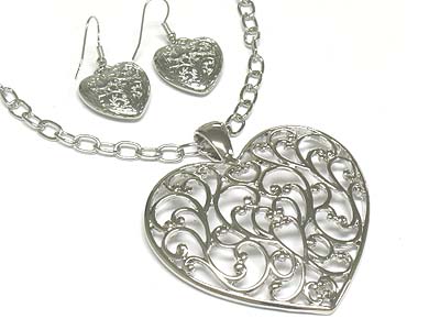 Filigree heart pendant necklace and earring set 