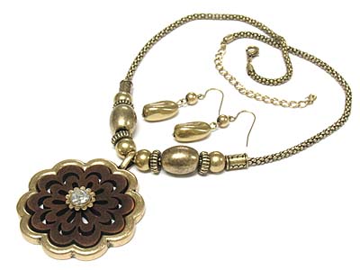 Wood and metal deco flower pendant necklace and earring set