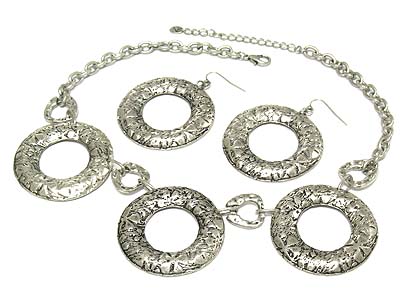 Antique pattern metal donut link necklace and earring set