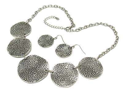 Burnish metal 5 sand round pendant necklace and earring set