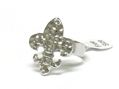 Metal fleur de lis hammered adjustable ring 