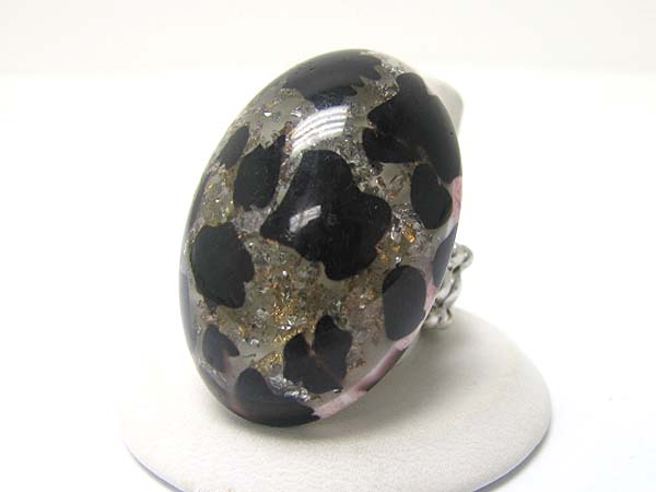 Animal skin pattern puffy glass oval stone stretch ring