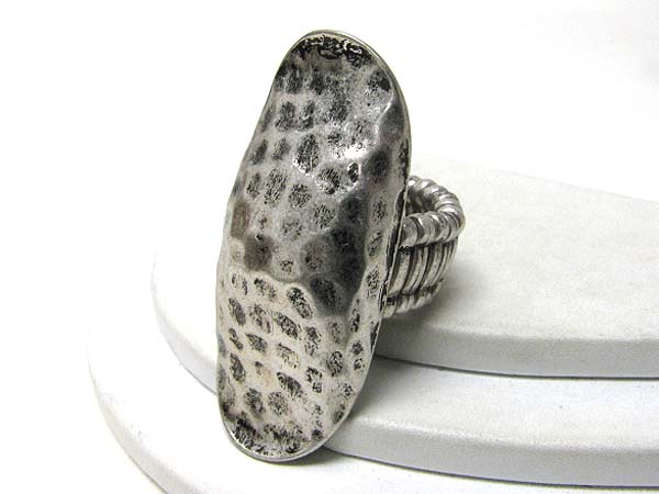 Hammered and curved oval metal stretch ring