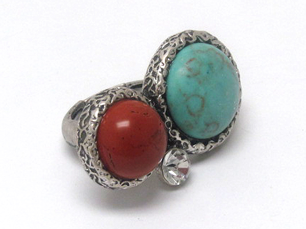 Crystal with  round turquoise stone and acryl stone with textured stretch ring 