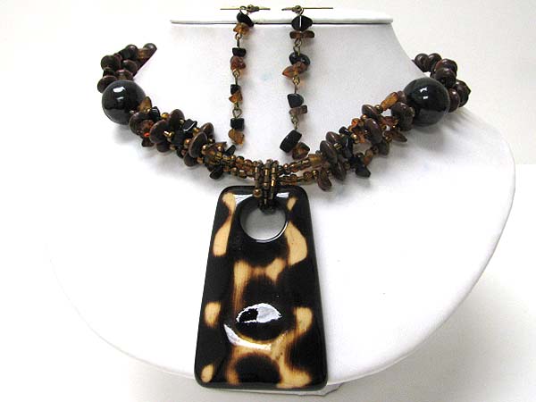 Animal print pendant and multi chip stone chain necklace earring set