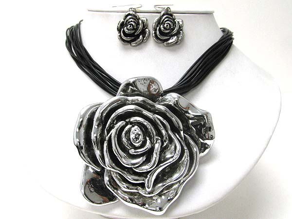 Massive metal flower pendant neckalce earring set