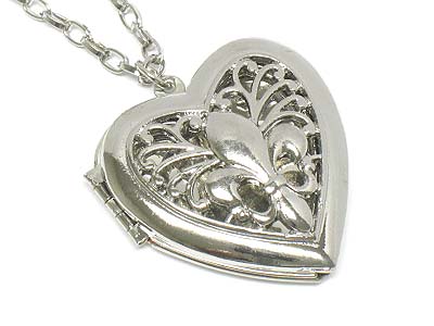 Metal heart locket pendant necklace